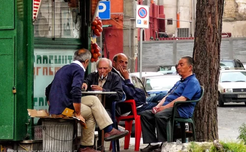 Anziani che giocano a carte per strada - Gente di Napoli