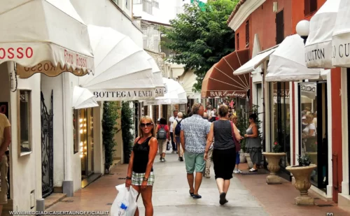 Capri cosa vedere - Negozi di lusso in via Camerelle