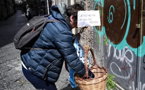 Il tipico panaro è usato anche per donare ai poveri - Gente di Napoli