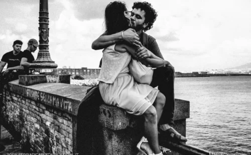 Innamorati su un ponte - Gente di Napoli