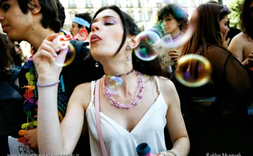 Ragazza che fa le bolle - Gente di Napoli