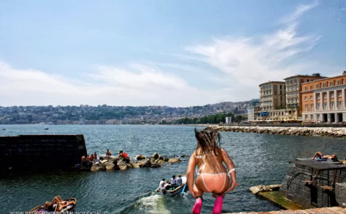 Ragazza che si tuffa dal ponte di Castel dell'Ovo
