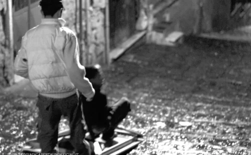 Ragazzi che giocano per strada con uno slittino autocostruito - Gente di Napoli