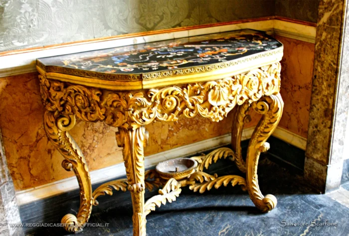 Reggia di Caserta - Anticamera di Re Francesco II - console neobarocca con piano in commesso di pietre dure