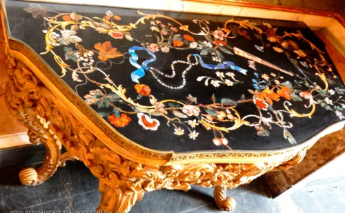 Reggia di Caserta - Anticamera di Re Francesco II - console piano in commesso di pietre dure - dettaglio
