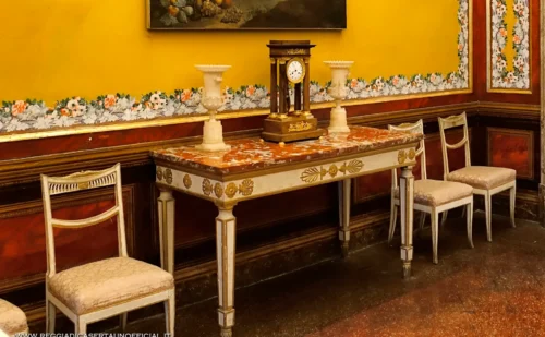 Reggia di Caserta - Prima Sala da lettura - arredi console, sedie e orologio