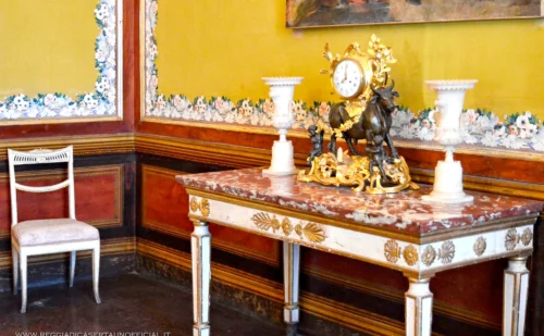 Reggia di Caserta - Prima Sala da lettura - arredi console, sedie e orologio b