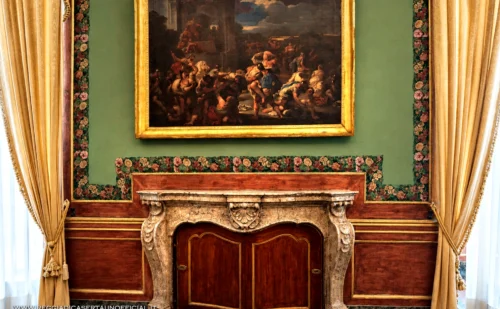 Reggia di Caserta - Seconda Sala da lettura - caminetto e dipinto