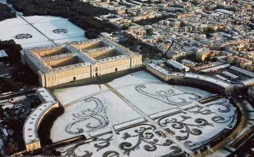 Reggia di Caserta dall'alto con la neve Reggia di Caserta violino