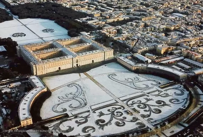 Reggia di Caserta dall'alto con la neve Reggia di Caserta violino