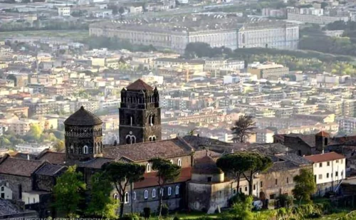 Reggia di Caserta dall'alto vista da casertavecchia