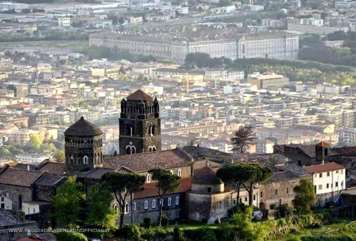 Reggia di Caserta dall'alto vista da casertavecchia
