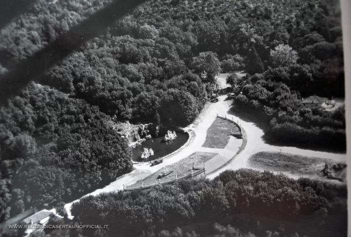 Reggia di Caserta dall'alto vista della cascata con fontana di diana e atteone da un aereo durante la seconda guerra mondiale anno 1944