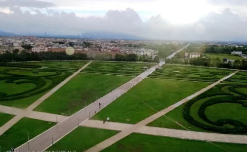 Reggia di Caserta dall'alto vista della piazza