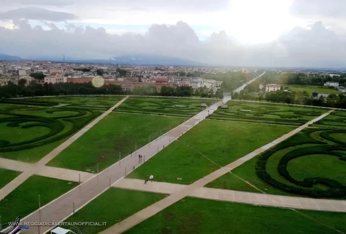 Reggia di Caserta dall'alto vista della piazza