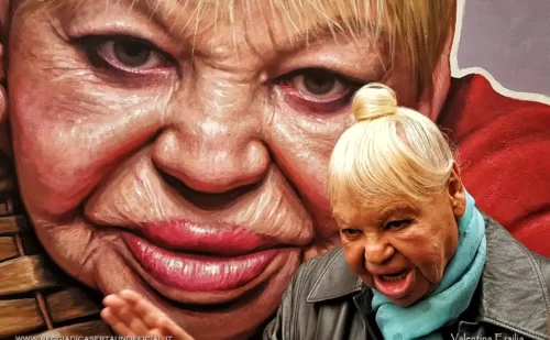 Tarantina, una dei più famosi femminielli di Napoli, davanti al suo murales nei Quartieri Spagnoli