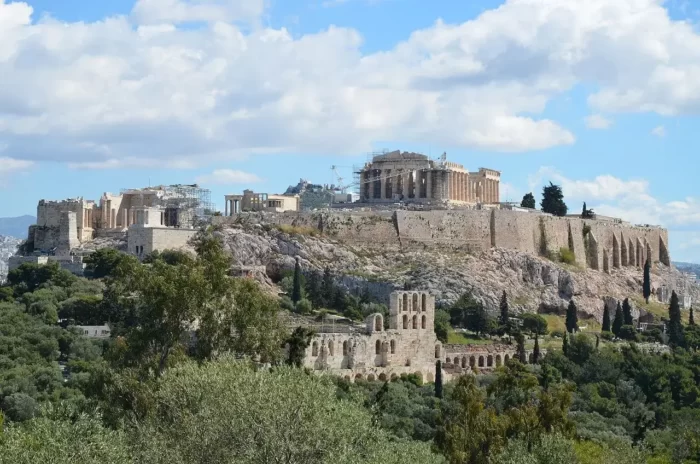 Vista dell'acropoli di atene. La cronologia della nascita dell'architettura neoclassica inizia con l'arte greca - (View of the Acropolis of Athens. The chronology of the birth of neoclassical architecture begins with Greek art)