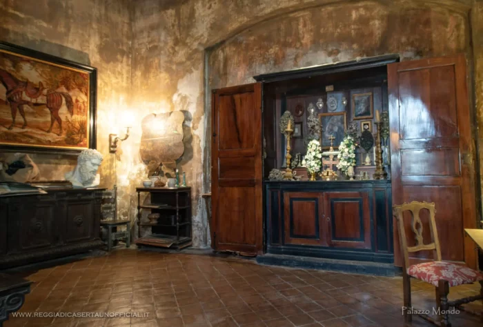 armadio con altare cappella sala dei trofei - Palazzo Mondo a Capodrise Provincia di Caserta
