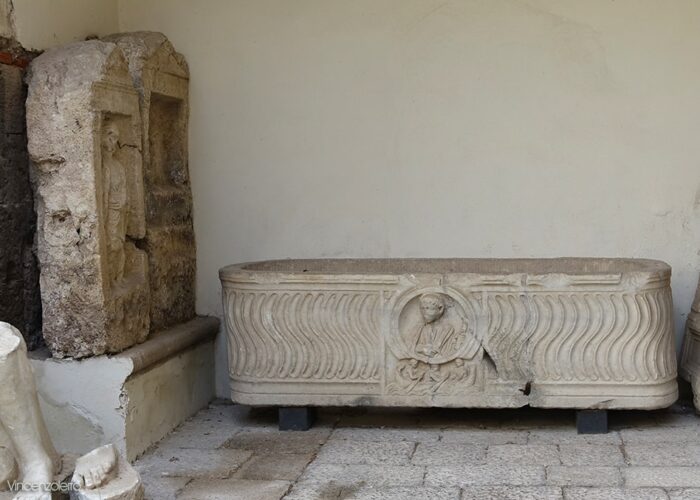 caserta capua museo campano cortile con sarcofago