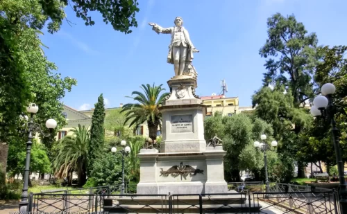 caserta cosa vedere - piazza vanvitelli - monumento a luigi vanvitelli