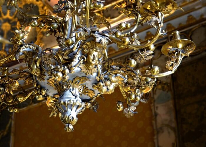 lampadario rococò con pomodori creato da di fiore. è nella stanza da lavoro della regina maria carolina della Reggia di Caserta. arredi - (ENG: rococo chandelier with tomatoes created by di fiore. it is in the workroom of queen maria carolina of the palace of caserta. furnishings)