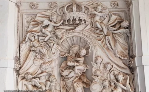 certosa di padula - scultura altorilievo stucco madonna