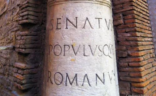 colonna romana con scritta aversa provincia di caserta Reggia di Caserta unofficial