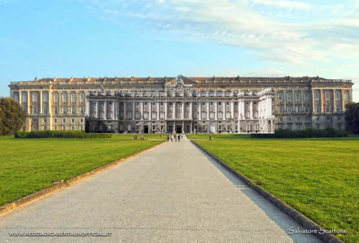 confronto in altezza - dimensioni è piu grande la Reggia di Caserta o il palazzo reale di madrid