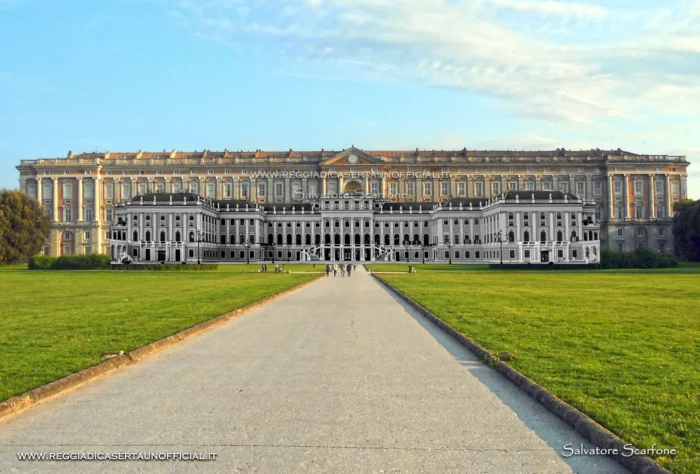 confronto in altezza - dimensioni &egrave; piu grande la Reggia di Caserta o quella di Sch&ouml;nbrunn - senza edifici laterali