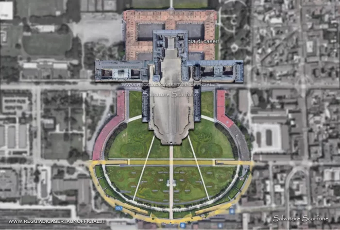 confronto piante con cour d'honneur senza piazza parcheggio- dimensioni è piu grande la Reggia di Caserta o quella di versailles