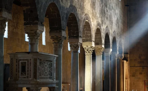 dettaglio colonne interno duomo Casertavecchia - Provincia Reggia di Caserta Unofficial - medioevale