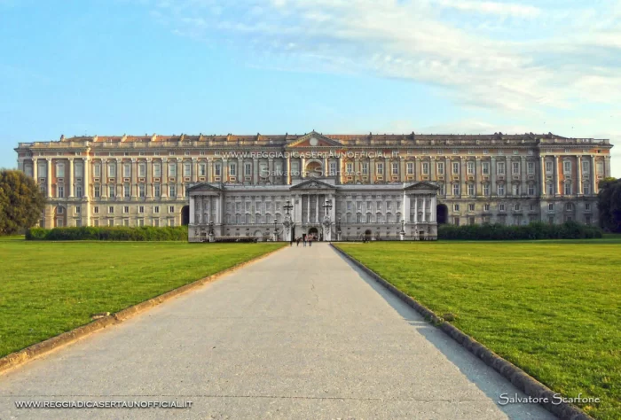 differenza in altezza - dimensioni &egrave; piu grande la Reggia di Caserta o quella di buckingham palace