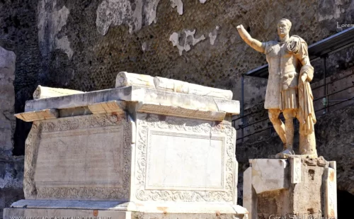 ercolano parco archeologico - terrazza con monumento e stato antonio balbo