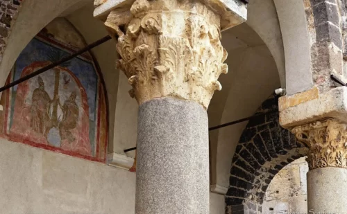 facciata dettaglio colonne affreschi basilica di san s angelo in formis, santa maria capua vetere