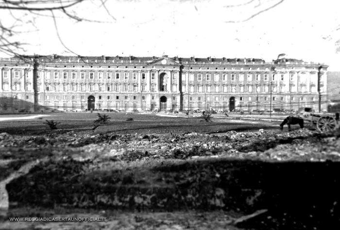 la Reggia di Caserta dopo il bombardamento del 1943 durante la seconda guerra mondiale