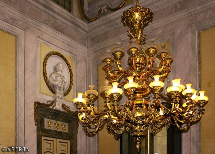 lampadario neo barocco della sala degli alabardieri nella Reggia di Caserta