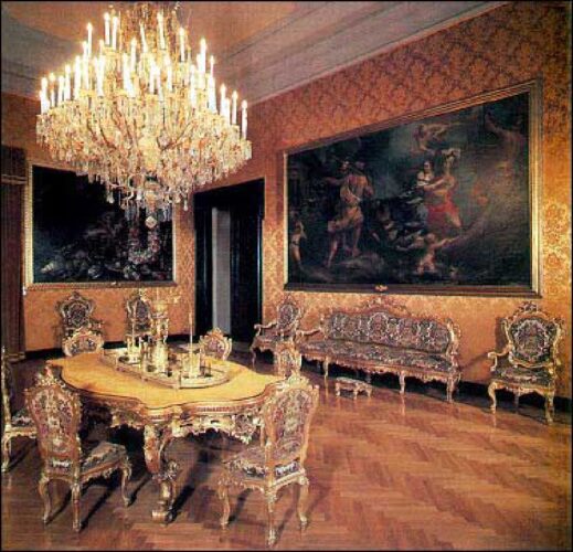 Molti arredi della Reggia tutt’ora si trovano in altri palazzi e musei italiani, anche in quelli del Governo