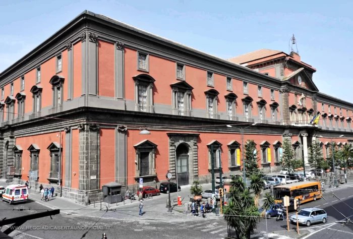 museo archeologico di napoli - facciata esterna