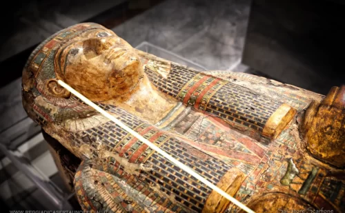 museo archeologico di napoli - collezione egizia - sarcofago di una mummia egizia