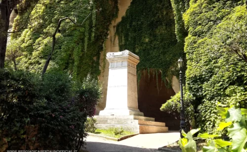napoli - Parco Vergiliano - tomba di leopardi