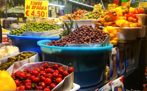 napoli cosa mangiare - piatti tipici napoletani - cibo al mercato