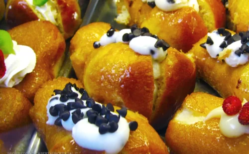 napoli cosa mangiare - piatti tipici napoletani - dolci tipici - babà ripieno