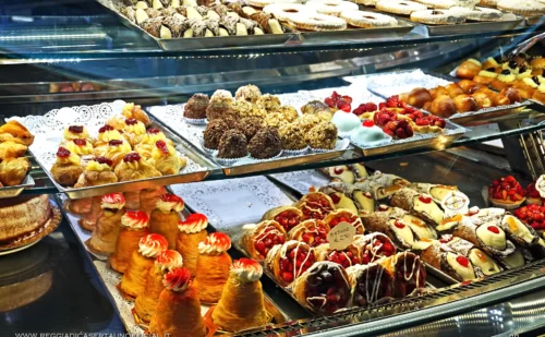 napoli cosa mangiare - piatti tipici napoletani - dolci tipici - vetrine di una pasticceria