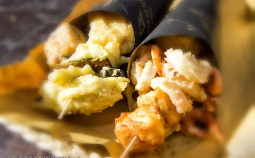 napoli cosa mangiare - piatti tipici napoletani - street food - cuoppo di mare e di terra