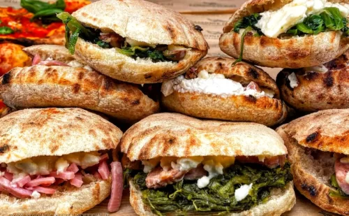 napoli cosa mangiare - piatti tipici napoletani - street food - panini detti bizzo con i friarielli