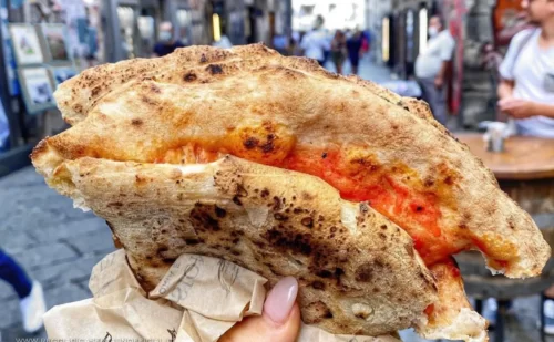 napoli cosa mangiare - piatti tipici napoletani - street food - pizza a portafoglio