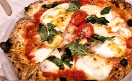 napoli cosa mangiare - piatti tipici napoletani - vera pizza margherita napoletana