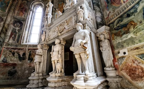 napoli cosa vedere - Chiesa di San Giovanni a Carbonara - Sepolcro di Ser Gianni Caracciolo Cappella Caracciolo del Sole