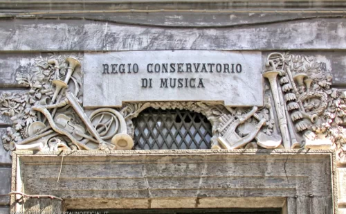 napoli cosa vedere - Conservatorio di Musica San Pietro a Majella - targa sulla porta