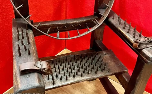 napoli cosa vedere - Museo delle Torture - Sedia inquisitoria con chiodi